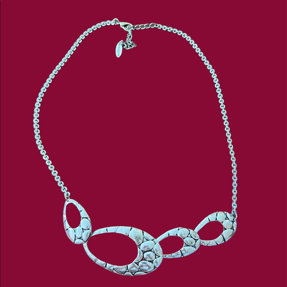 Vintage passion geometric silver tone  woman necklace